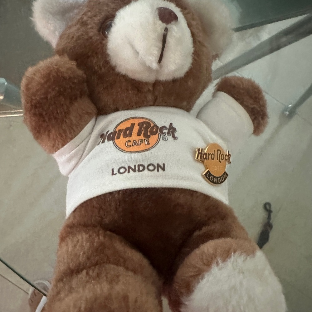 Hard Rock Cafe London Bear with classic logo pin